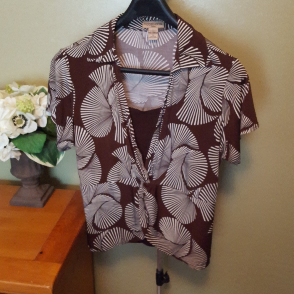 Woman's shortsleeve pattern top